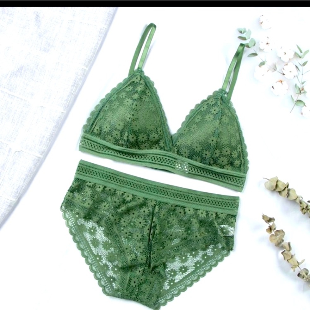 Bra and panty sets